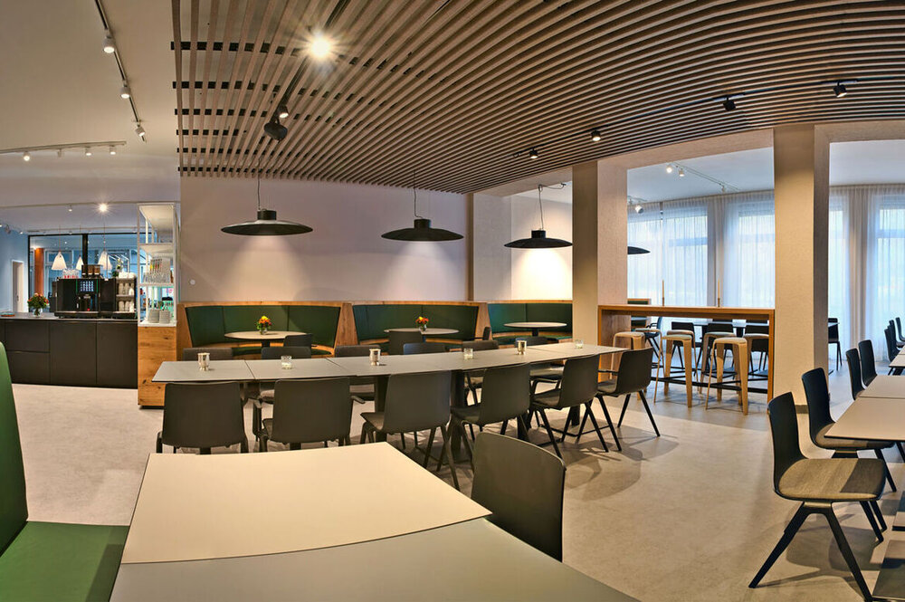 Helles, modernes Restaurant. Uneingedeckt. 