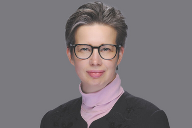Porträt lächelnde Frau mit kurzen Haaren und Brille