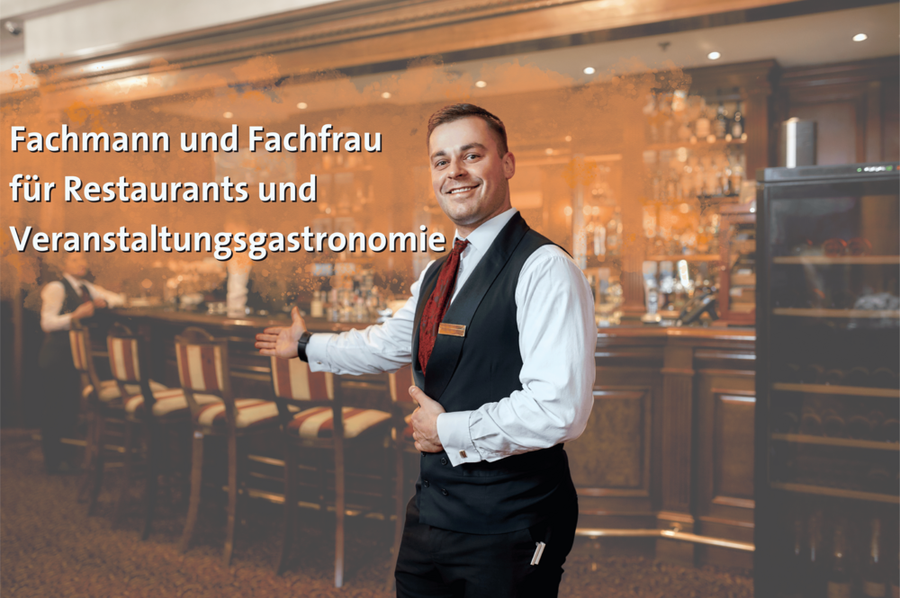 Ein junger Restaurantfachmann steht mit einladender Geste vor einer Bar. Er trägt Hemd, Weste und Krawatte