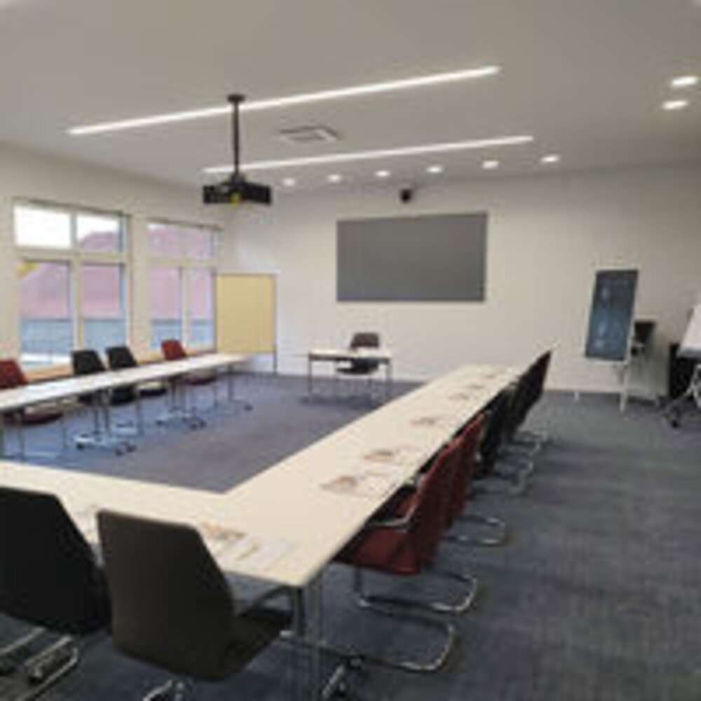 Seminarraum, U-Form, Beamer an der Decke, Whiteboard 