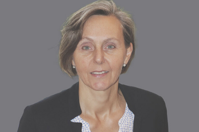 Lächelnde, blonde Frau