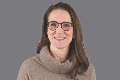 Porträt braunhaarige, lächeönde Frau mit Brille. 
