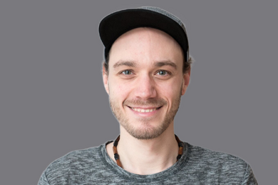 Porträt: Lachender Mann mit Cap und T-Shirt