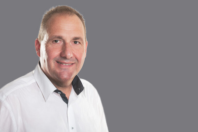 Porträt lächelnder Mann in weißem Hemd
