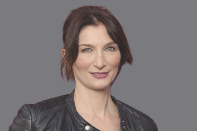Porträt bruanhaarige, lächelnde Frau. Zopf. 