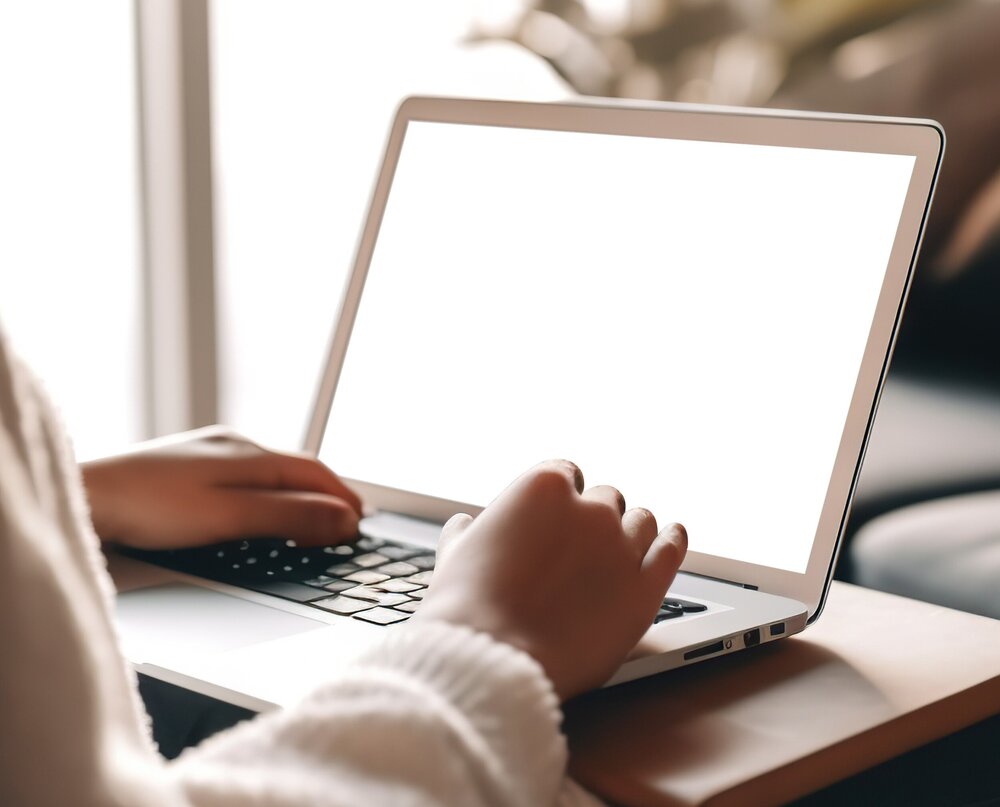 Close Up: Hände tippen auf Laptop-Tastatur