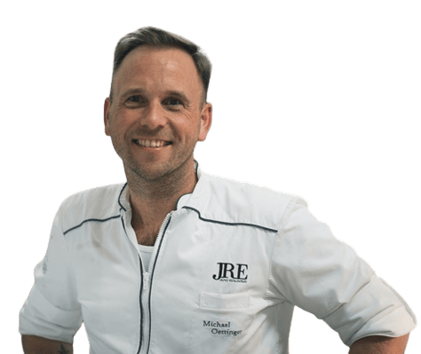 Lächelnder Mann in Kochjacke 