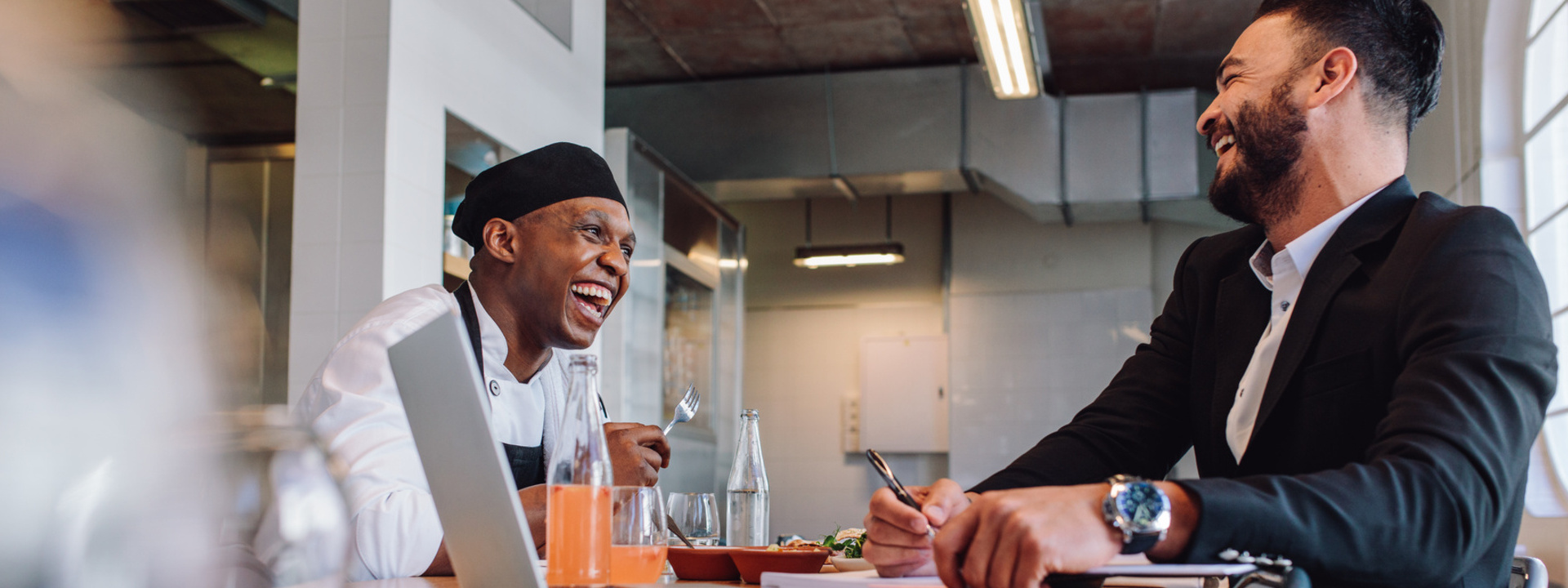 Koch und Manager an einem Tisch