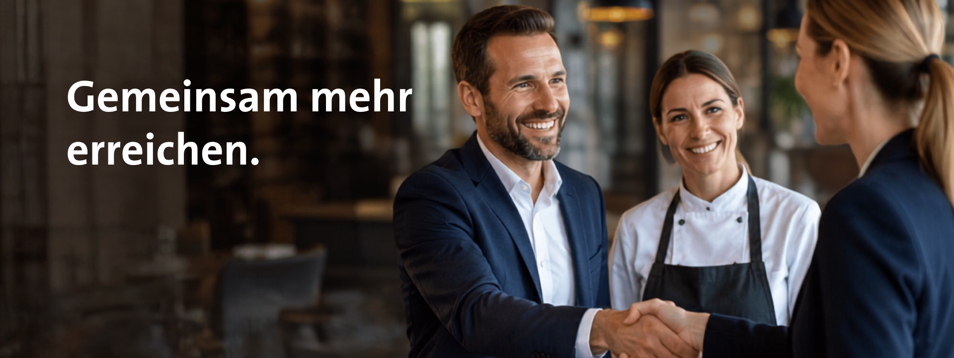 Mann schüttelt Frau die Hand, eine Köchin im Hintergrund. Daneben der Schriftzug: Gemeinsam mehr erreichen