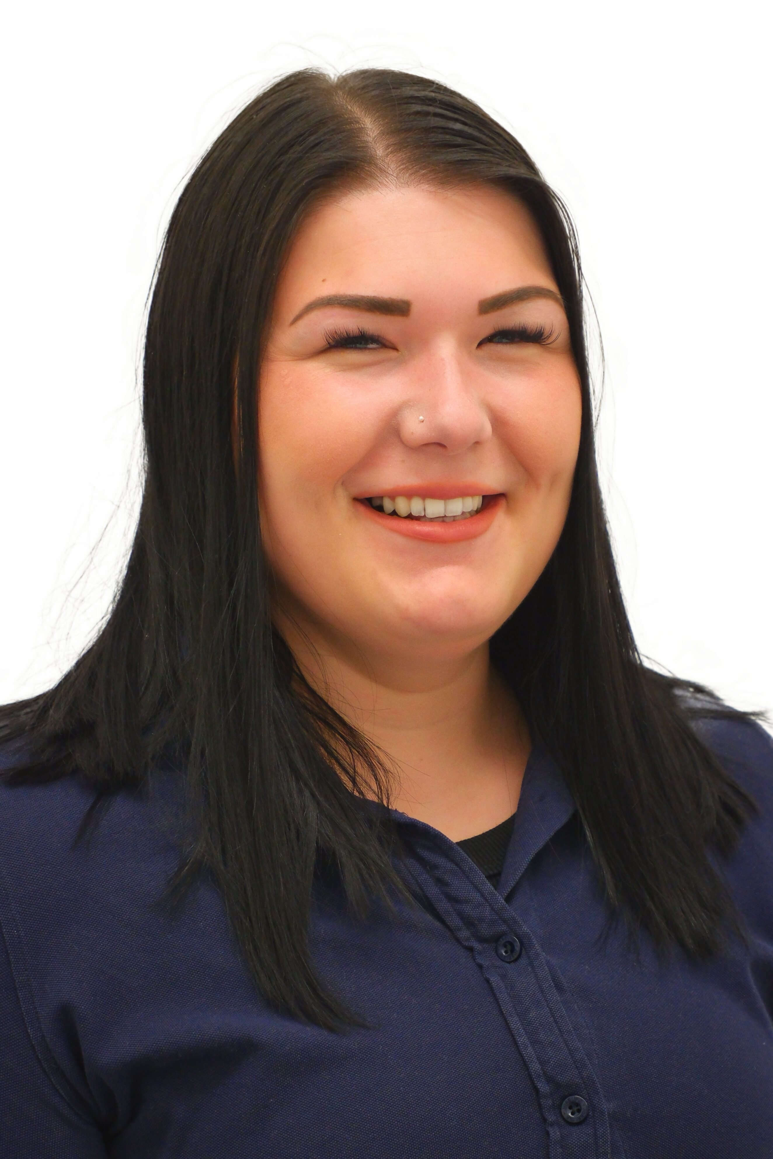 Porträt schwarzhaarige, lächelnde Frau. 