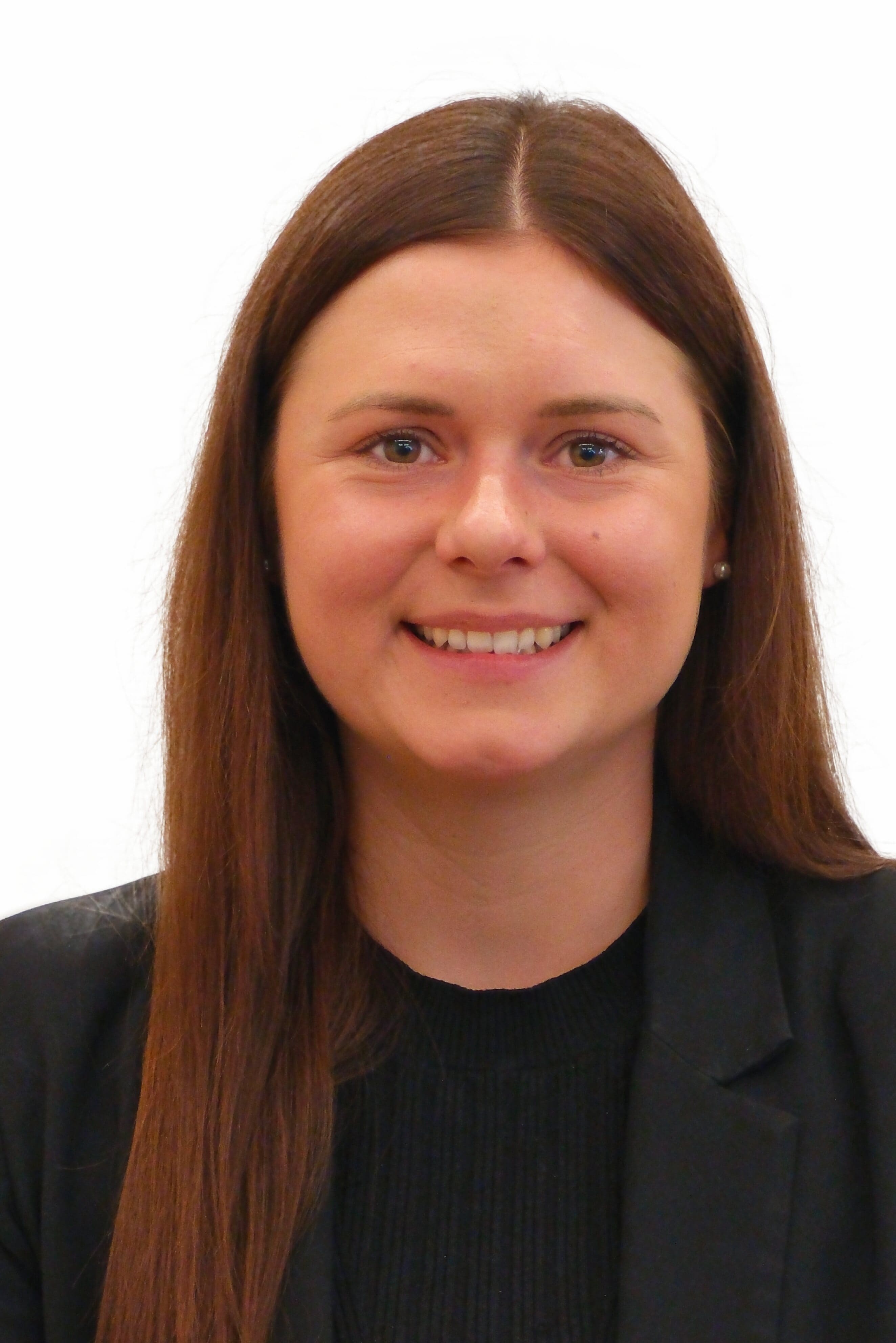 Lächelnde, braunhaarige Frau im Porträt. Frontal 