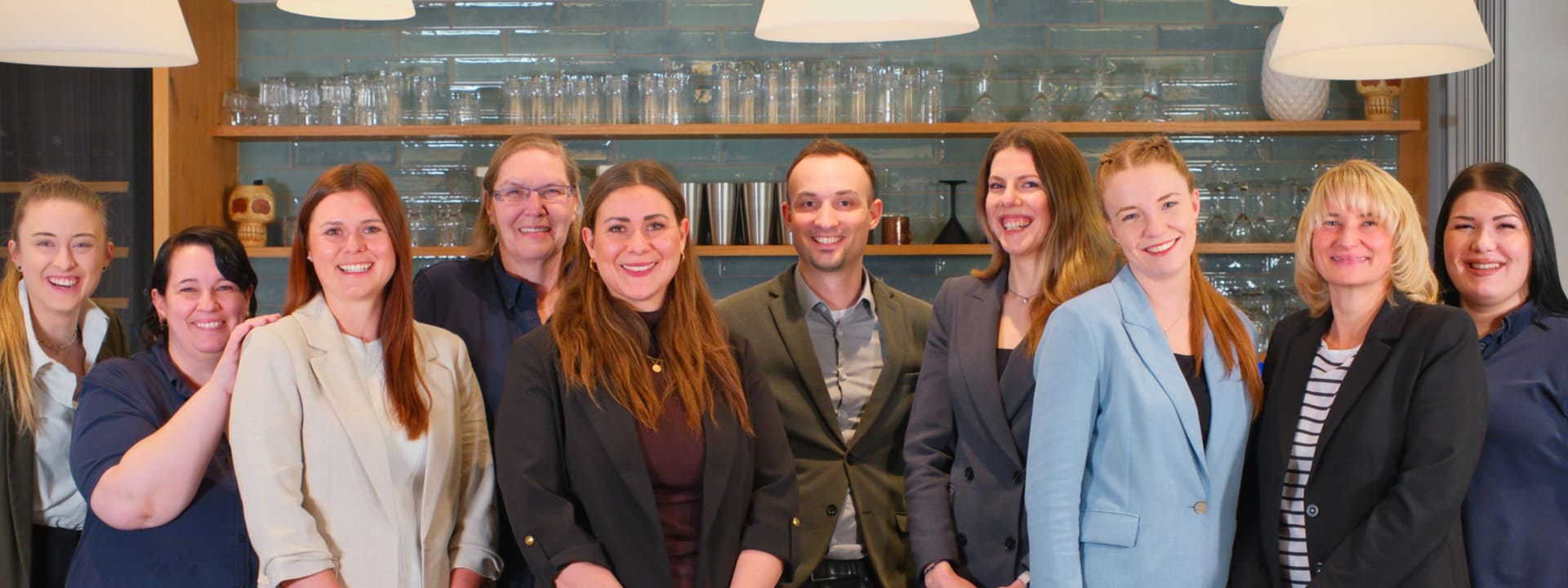 9 Frauzen und ein Mann lächeln in die Kamera: Das Team der DEHOGA Akademie