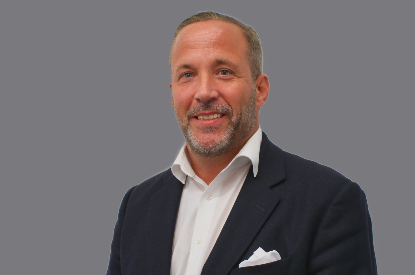 Lächelnder Mann in Anzug und weißem Hemd