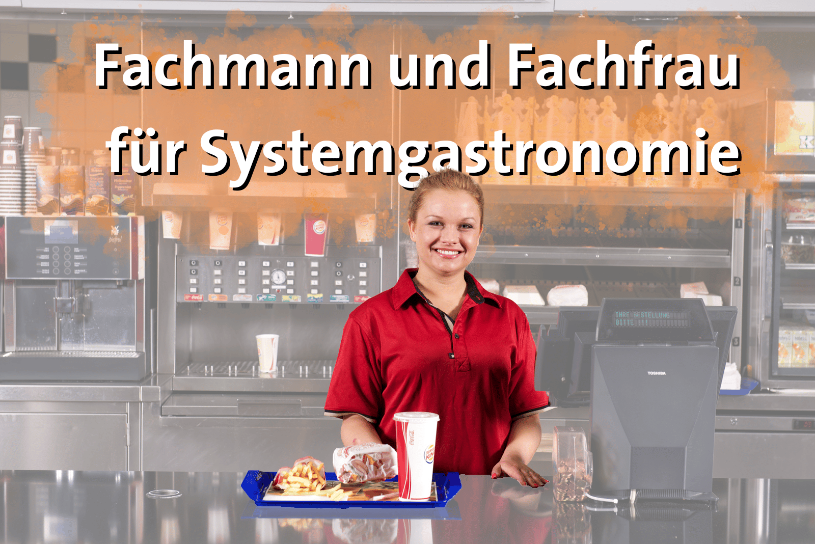 Eine junge Mitarbeiterin steht in einem Fast Food Restaurant hinter der Theke und lächelt in die Kamera. Vor ihr steht ein Tablett mit Pommes, Burger und einem Getränk