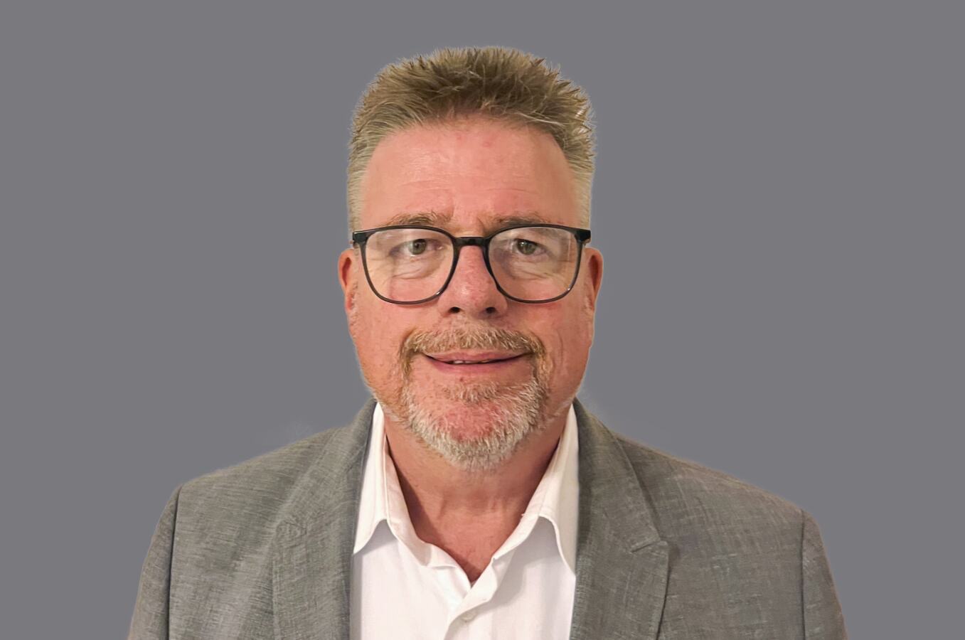 Lächelnder, blonder Mann mit Brille 