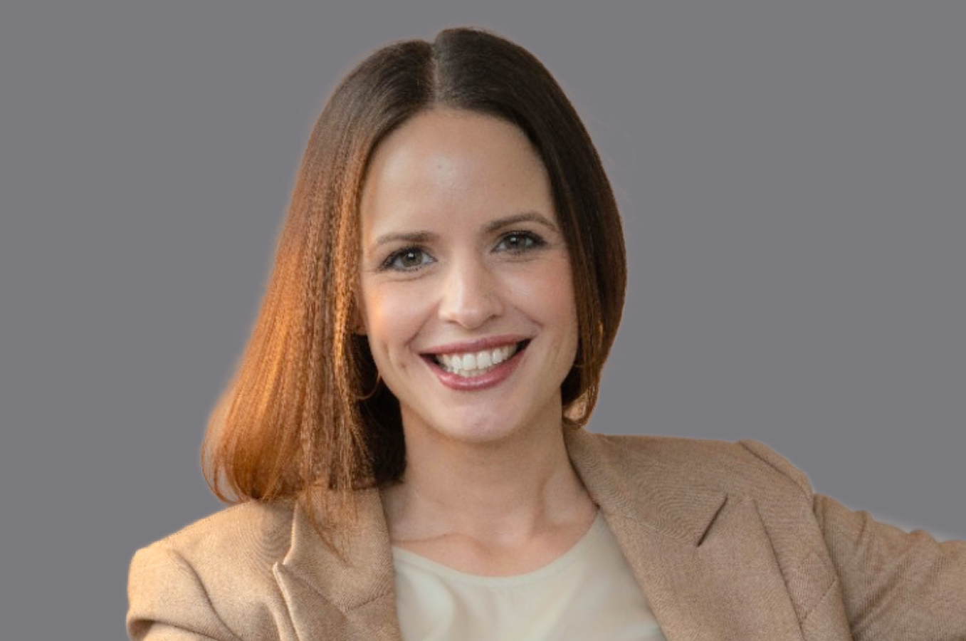 Lächelnde braunhaarige Frau mit offenen Haaren