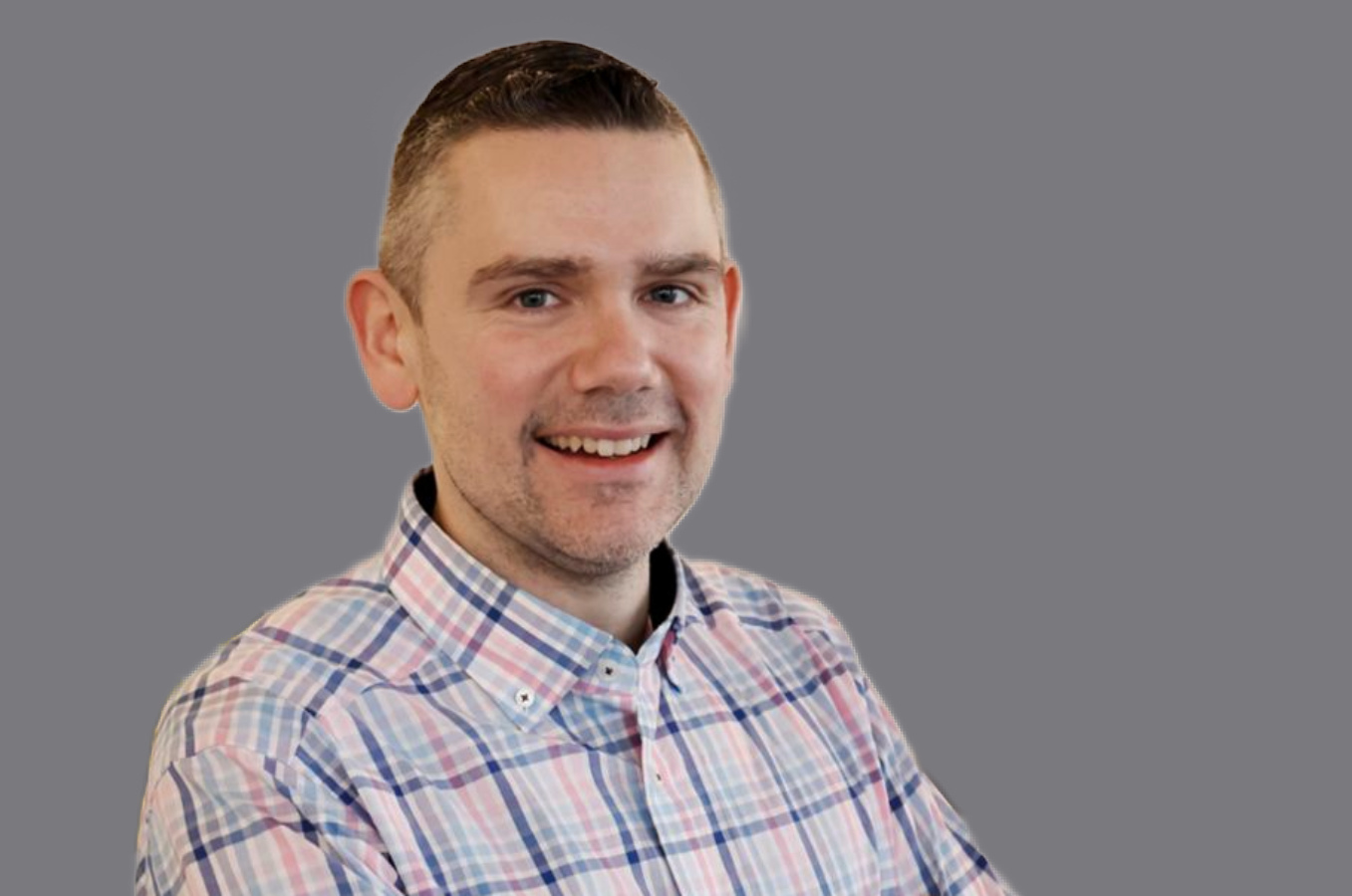 Lachender Mann in kariertem Hemd