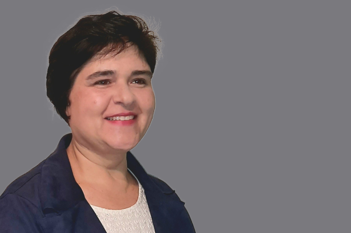 Lächelnde Frau mit braunem Kurzhaarschnitt 