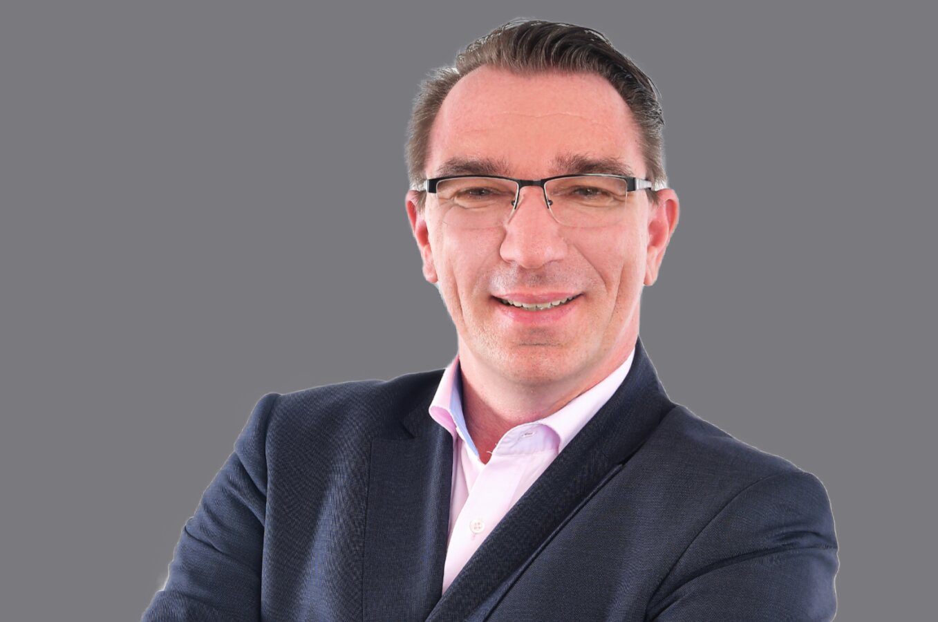 Porträt lachender Mann mit Brille