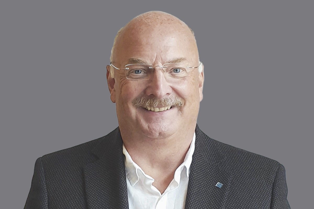 Porträt lächelnder Mann mit Brille in Anzug und Hemd